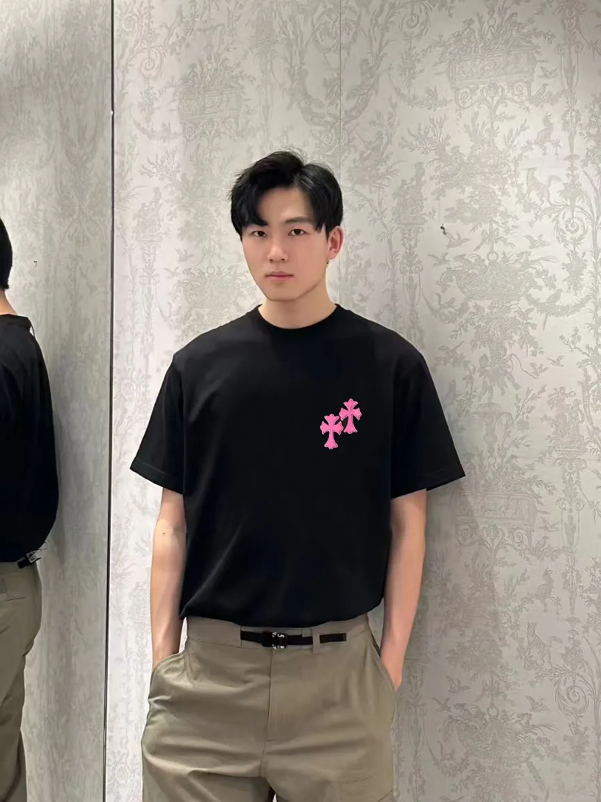 P170 Chrome Hearts CH Cross 26SS New product is hot at the same time💥 Early spring classic style Colorful double cross on the chest 🪡 Embroidery Large logo cross on the back Horseshoe and leather willow ding Sanskrit ✝️🪡 Embroidery Round neck short-sleeved T-shirt, a popular style, a style that both men and women like, the same style for men and women, 100% chance of turning heads when you wear it when you go out! It’s all about being handsome. The designer’s classic sense is precisely grasped. The whole piece of clothing is heavy. Industrial washing process. Ready-made garments are dyed + sprayed for a horse effect. The double-wash process is very recognizable. It uses heavy washing to make it distressed. The edges of the patch are slightly rolled and naturally distressed. It has a three-dimensional sense of layering and a little damage. It is very visually lethal. It adheres to Kroxin's consistent rough style. The chest and back are large, and the horseshoe flower printed patch pattern is embroidered and decorated. It is also decorated with silver metal engraved distressed buttons. The classic elements full of brand recognition instantly enhance the overall sense of grade and specification. Its texture is quite high-end! The overall feeling is high-end, simple and elegant, with silver hardware accessories, a full set of customized accessories, and the pattern of the entire dress is all decorated with patchwork three-dimensional embroidery technology, which is the finishing touch of the entire dress. The design on the back is even more eye-catching! ! This full back is so cool, it’s full of design, and the overall upper body style highlights fashion and individuality. Wearing it together as a couple is even more popular on the street. I recommend the early autumn sweatshirt! ! The fabric is a unique 320g 100% cotton, which is skin-friendly, breathable, warm to the touch, has a strong texture, and has smooth lines. It can be called a back killer, which has very strict requirements on craftsmanship and cost. The smooth neckline, flat cuffs and hems, the stitches are large and tight, tight and orderly, and the details are perfect. The consistent OS version can be worn alone or layered. It is very casual, but very iconic! It is simply the flagship of high-end trendy brands and must be included in your wardrobe. It has the American fashion spirit of freedom and individuality, and is highly recognizable and stylized! Color: Black White Size: S-XL Size chart: S: Shoulder width 50-Bust 56-Length 70 M: Shoulder width 52-Bust 57-Length 72 L: Shoulder width 54-Bust 59-Length 74 XL: Shoulder width 56-Bust 62-Length 76